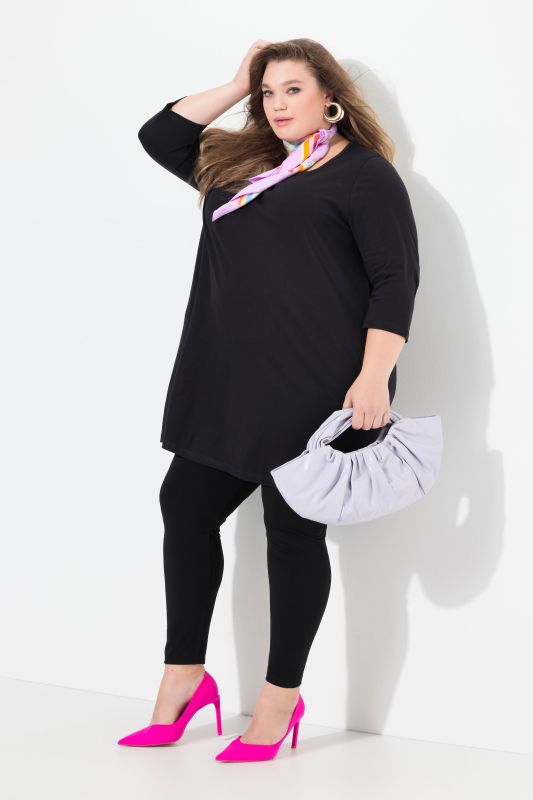 T-shirt long, col carré et manches 3/4. Silhouette en A.