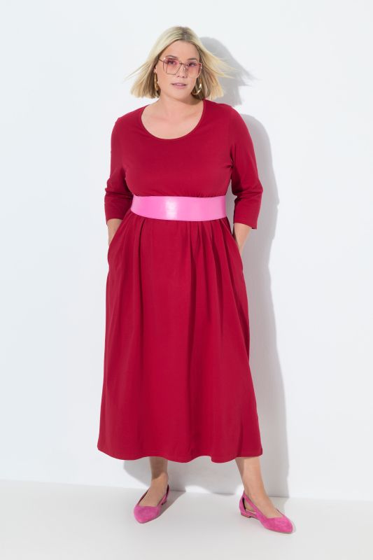 Robe maxi en jersey, avec poches. Coupe trapèze évasée. Décolleté rond et manches 3/4.