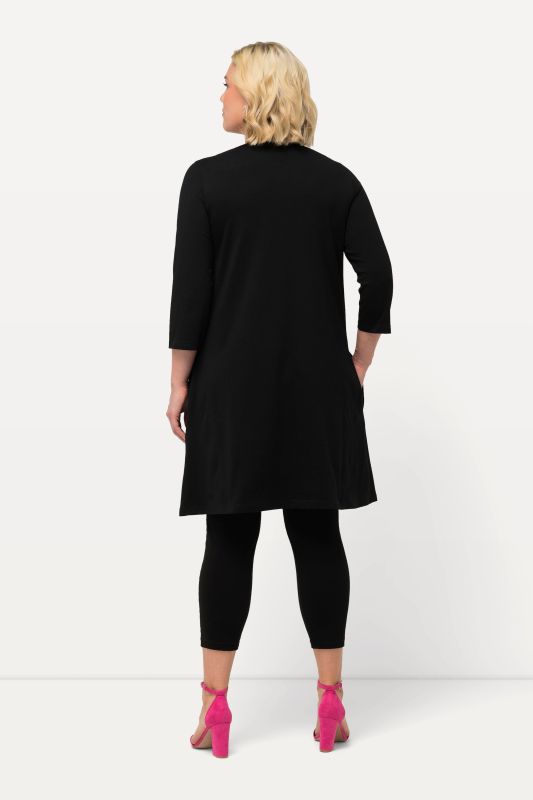T-shirt long, col carré et manches 3/4. Silhouette en A.