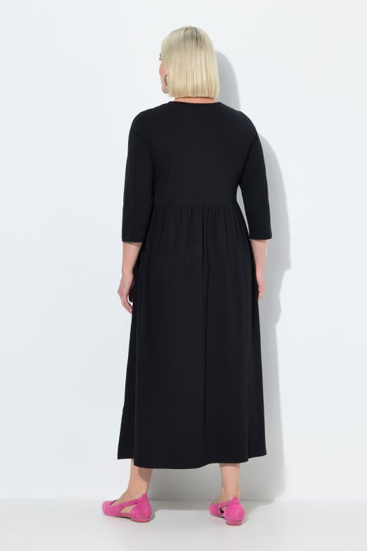 Robe maxi en jersey, avec poches. Coupe trapèze évasée. Décolleté rond et manches 3/4.