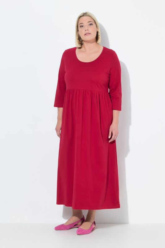 Robe maxi en jersey, avec poches. Coupe trapèze évasée. Décolleté rond et manches 3/4.