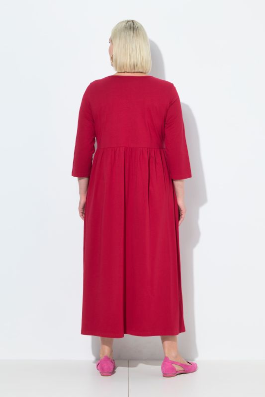 Robe maxi en jersey, avec poches. Coupe trapèze évasée. Décolleté rond et manches 3/4.