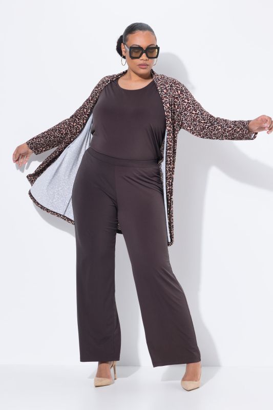 Pantalon en jersey à jambe large et taille élastique. Disponible jusqu’au 68/70.