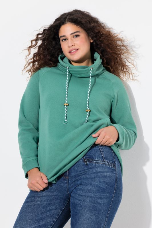Sweat-shirt à col montant et évasé. Poches et manches raglan.