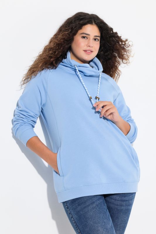 Sweat-shirt à col montant et évasé. Poches et manches raglan.
