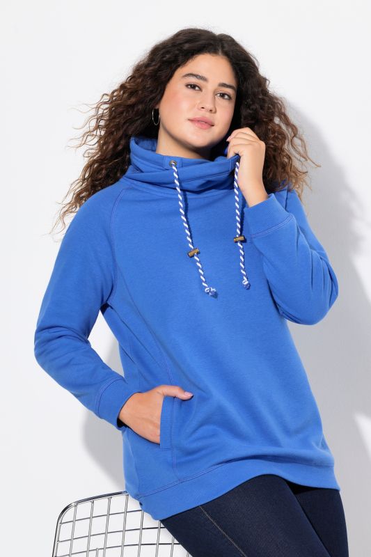 Sweat-shirt à col montant et évasé. Poches et manches raglan.