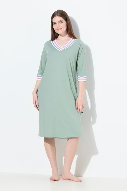 Chemise de nuit avec bordure fantaisie – col en V et manches 3/4
