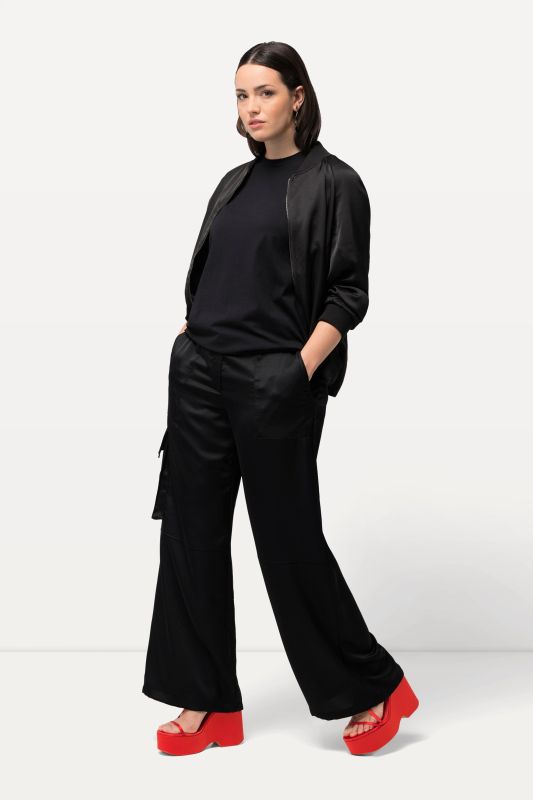 Pantalon cargo Mary en satin. Jambe droite et large. Taille élastique