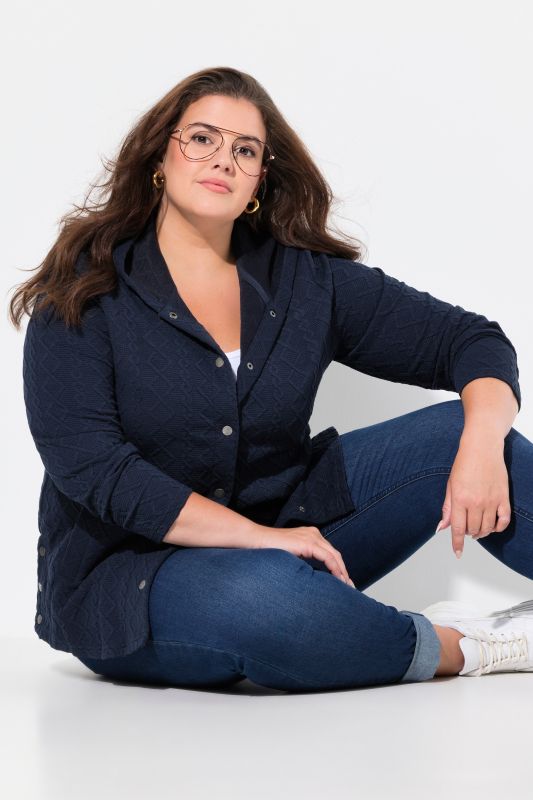 Veste à capuche, motif torsadé et boutons-pression. Dos plus long.
