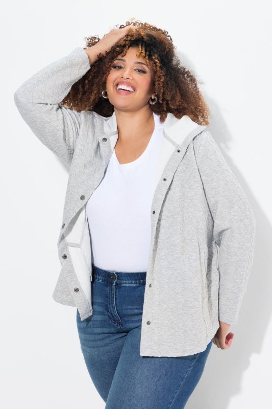 Veste à capuche, motif torsadé et boutons-pression. Dos plus long.