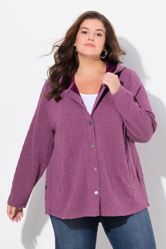 Veste à capuche, motif torsadé et boutons-pression. Dos plus long.
