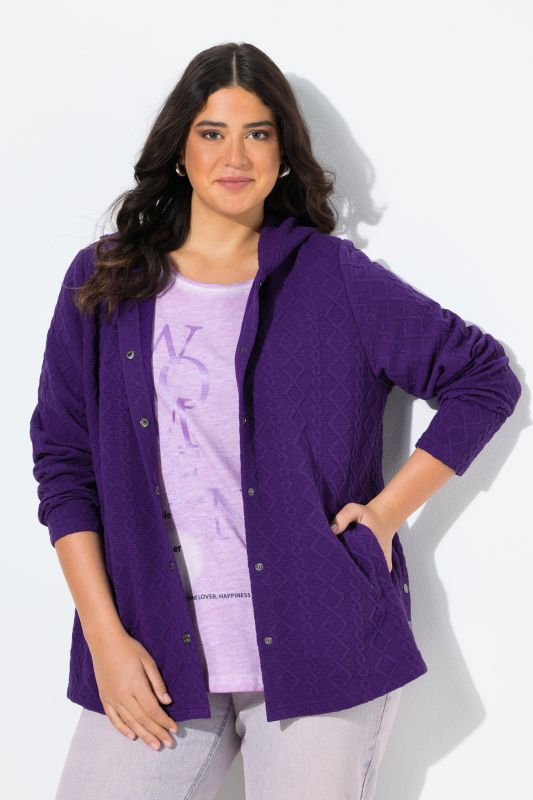 Veste à capuche, motif torsadé et boutons-pression. Dos plus long.