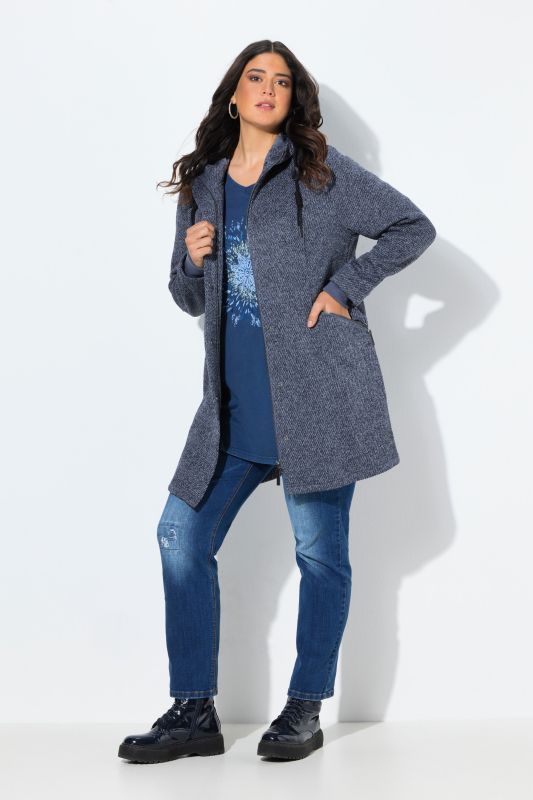 Veste en maille polaire à capuche. Poches zippées et fermeture à glissière à double sens.