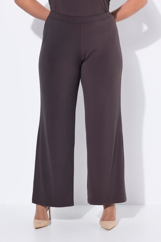 Pantalon en jersey à jambe large et taille élastique. Disponible jusqu’au 68/70.