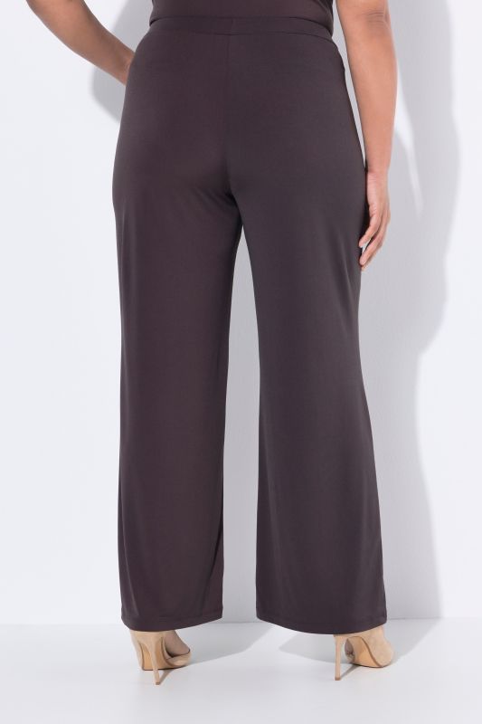Pantalon en jersey à jambe large et taille élastique. Disponible jusqu’au 68/70.