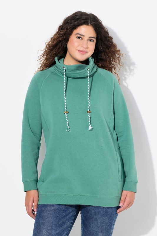 Sweat-shirt à col montant et évasé. Poches et manches raglan.