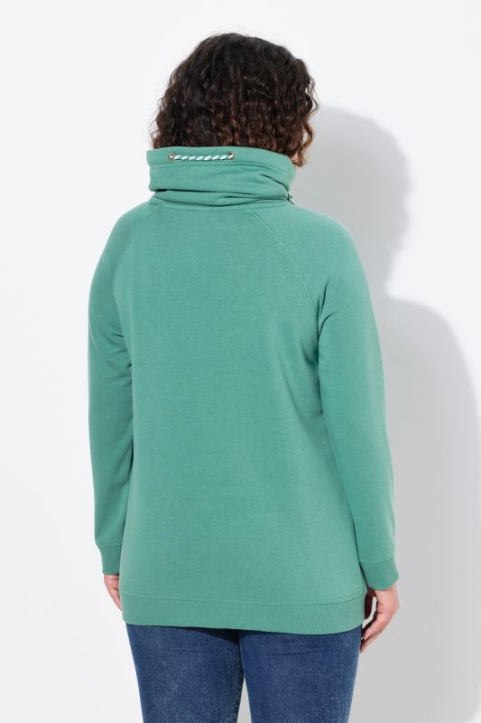 Sweat-shirt à col montant et évasé. Poches et manches raglan.
