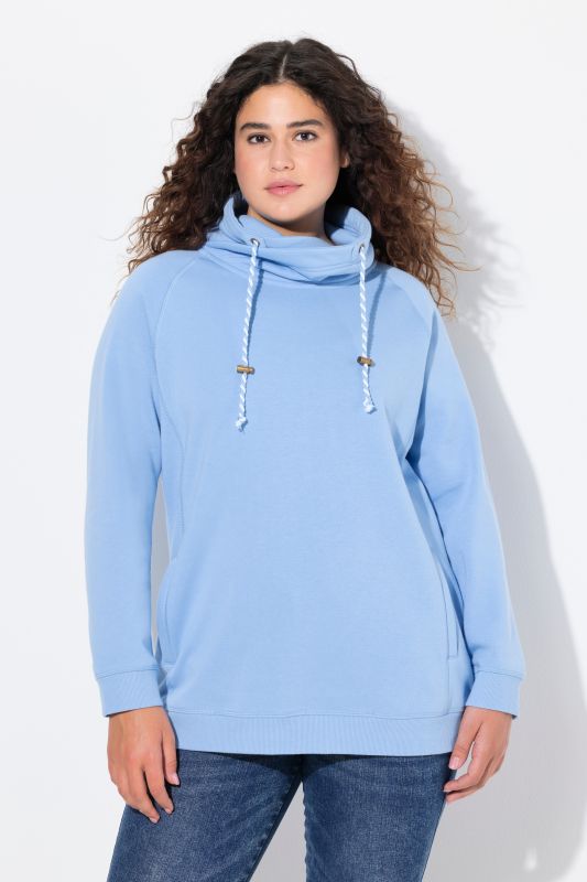 Sweat-shirt à col montant et évasé. Poches et manches raglan.