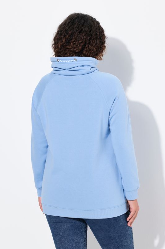 Sweat-shirt à col montant et évasé. Poches et manches raglan.