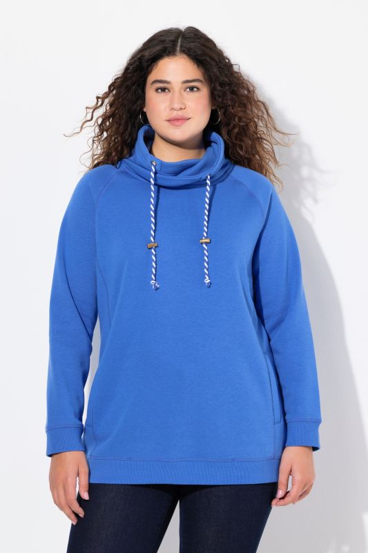 Sweat-shirt à col montant et évasé. Poches et manches raglan.