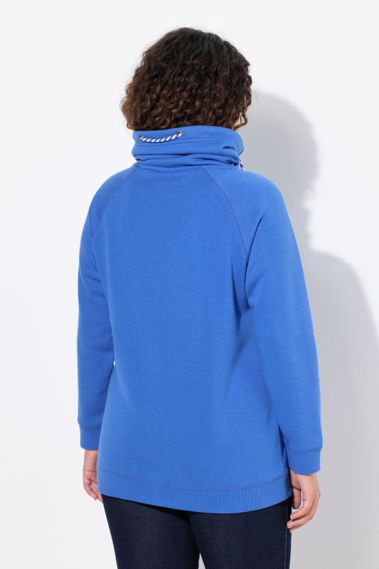 Sweat-shirt à col montant et évasé. Poches et manches raglan.