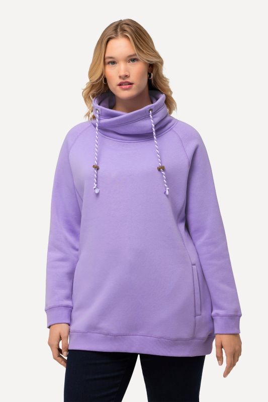 Sweat-shirt à col montant et évasé. Poches et manches raglan.