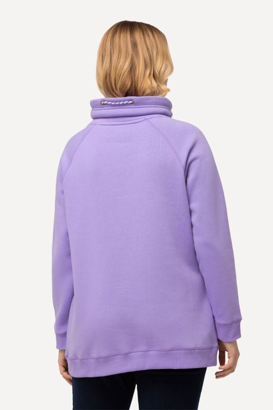 Sweat-shirt à col montant et évasé. Poches et manches raglan.