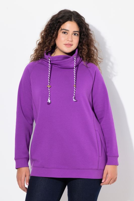 Sweat-shirt à col montant et évasé. Poches et manches raglan.