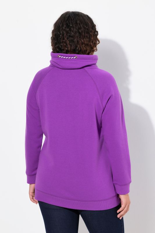 Sweat-shirt à col montant et évasé. Poches et manches raglan.