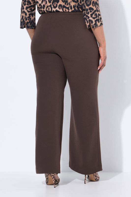 Pantalon de tailleur à jambe droite et large. Taille élastique