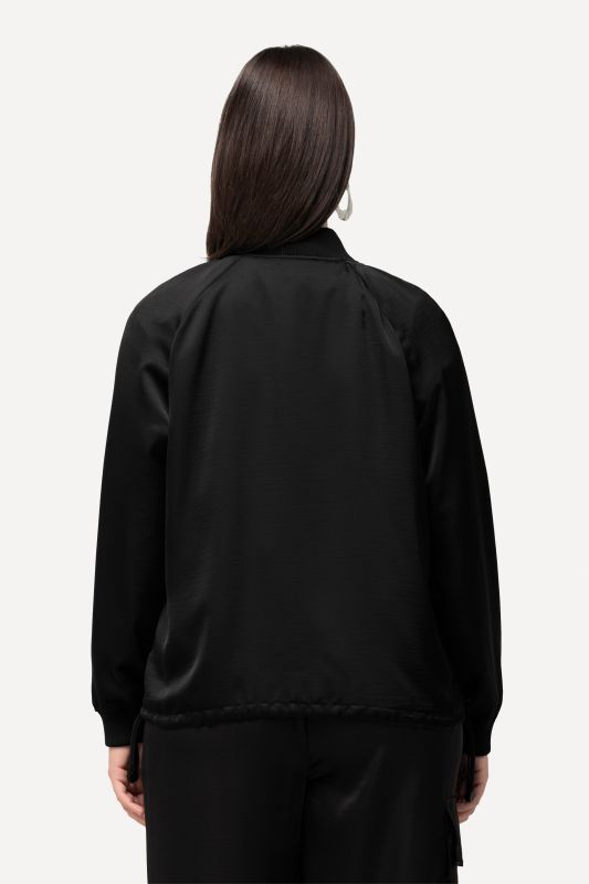 Veste de style universitaire en satin. Base en bord-côte, encolure style veste Teddy