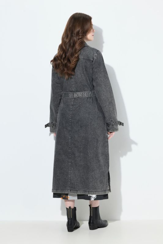 Trench-coat en jean, col à revers et double rangée de boutons. Style vintage.