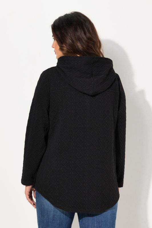 Veste à capuche, motif torsadé et boutons-pression. Dos plus long.
