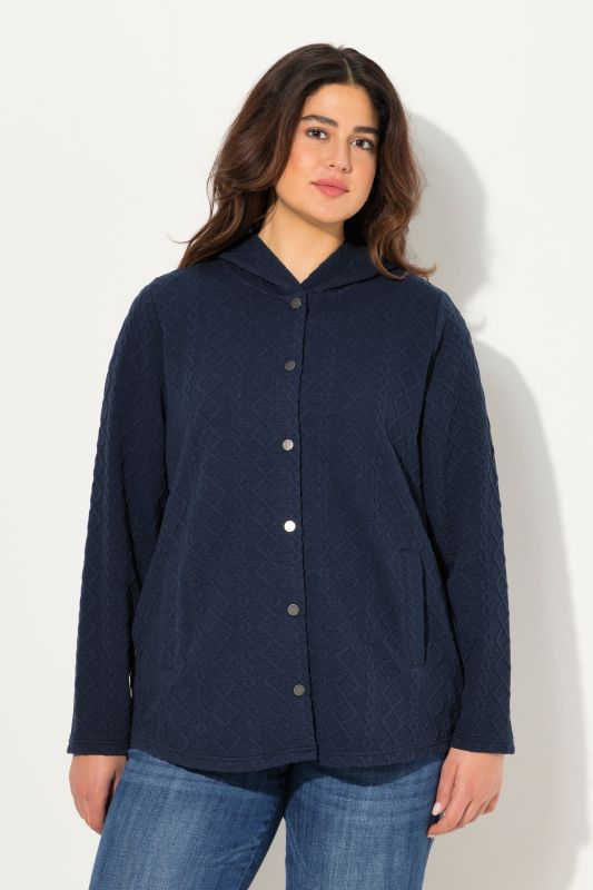 Veste à capuche, motif torsadé et boutons-pression. Dos plus long.