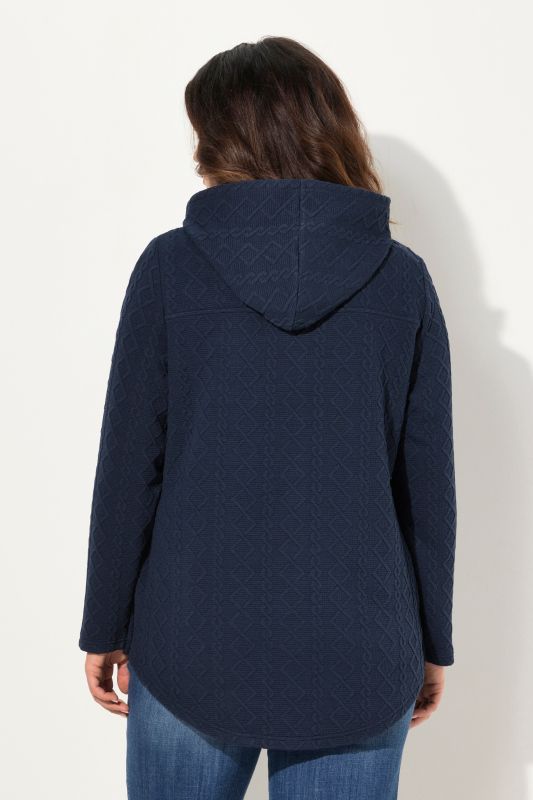 Veste à capuche, motif torsadé et boutons-pression. Dos plus long.