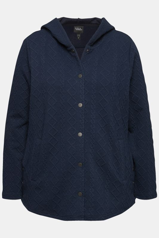 Veste à capuche, motif torsadé et boutons-pression. Dos plus long.