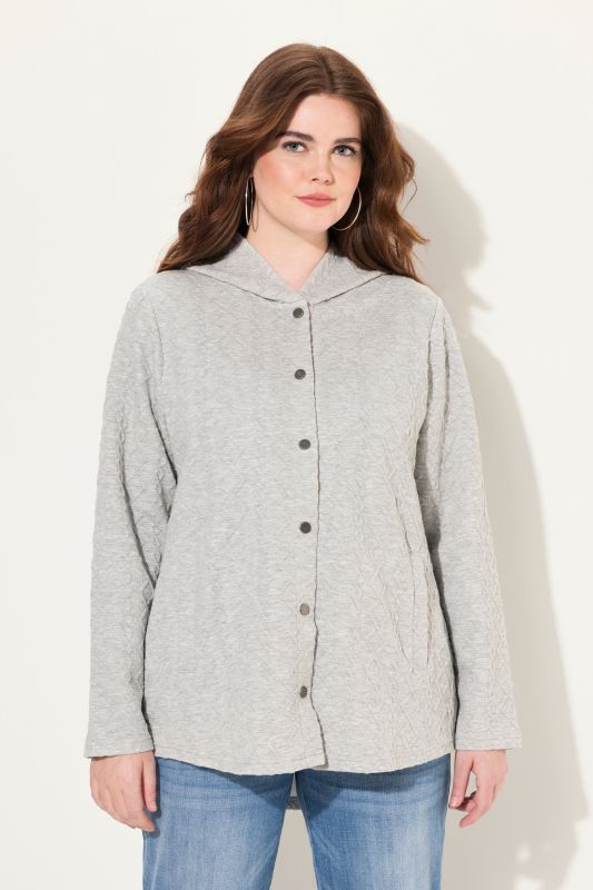 Veste à capuche, motif torsadé et boutons-pression. Dos plus long.