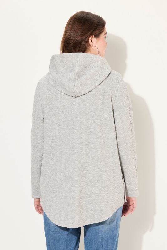 Veste à capuche, motif torsadé et boutons-pression. Dos plus long.