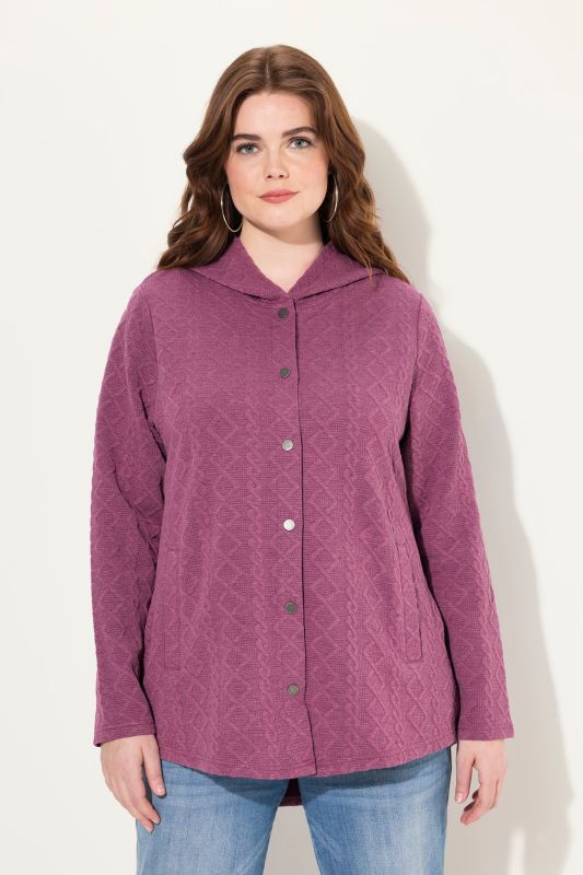 Veste à capuche, motif torsadé et boutons-pression. Dos plus long.