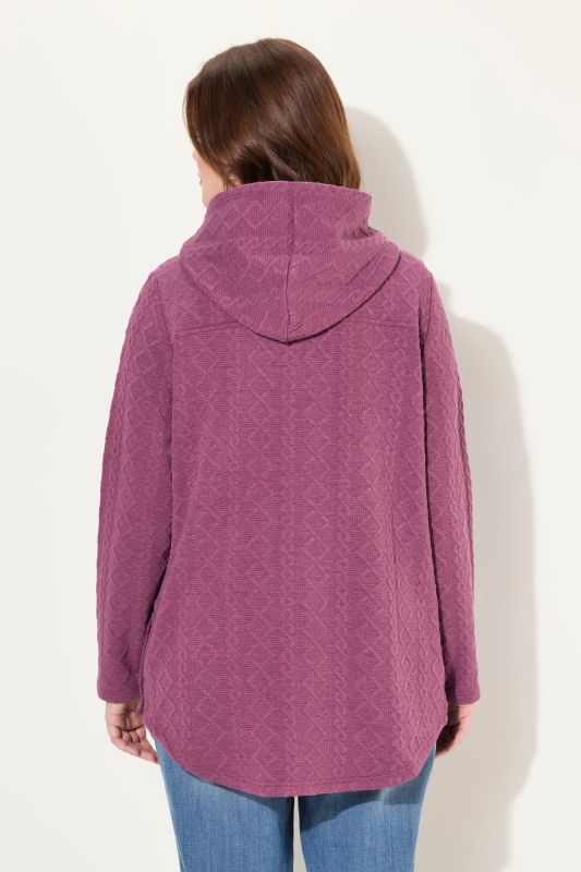 Veste à capuche, motif torsadé et boutons-pression. Dos plus long.