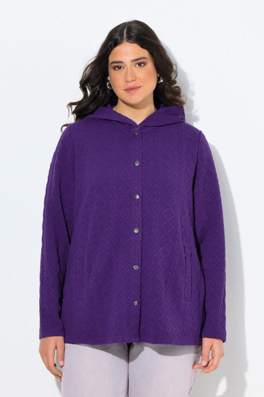 Veste à capuche, motif torsadé et boutons-pression. Dos plus long.