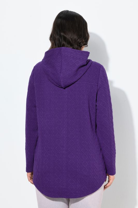 Veste à capuche, motif torsadé et boutons-pression. Dos plus long.