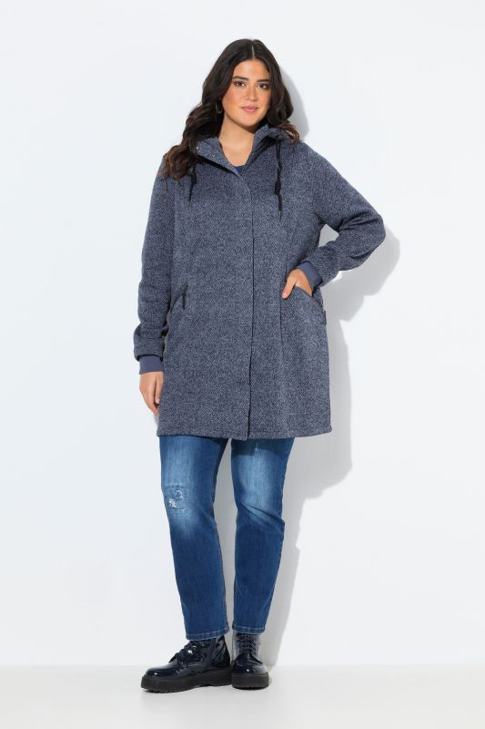 Veste en maille polaire à capuche. Poches zippées et fermeture à glissière à double sens.