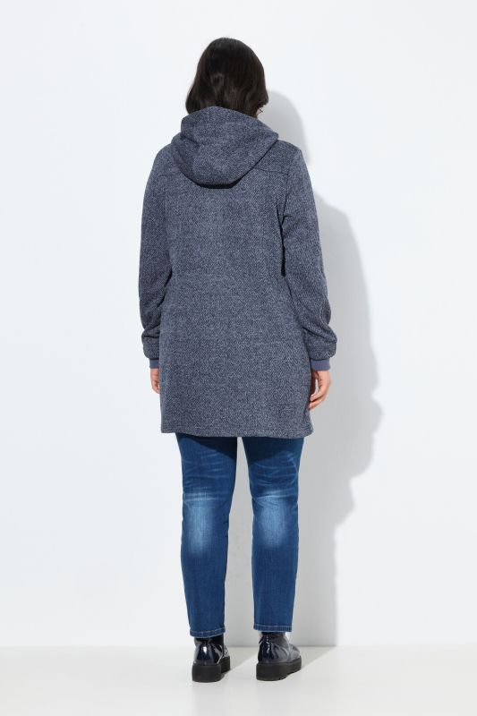 Veste en maille polaire à capuche. Poches zippées et fermeture à glissière à double sens.