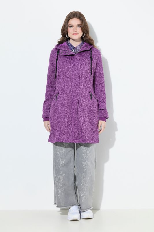 Veste en maille polaire à capuche. Poches zippées et fermeture à glissière à double sens.