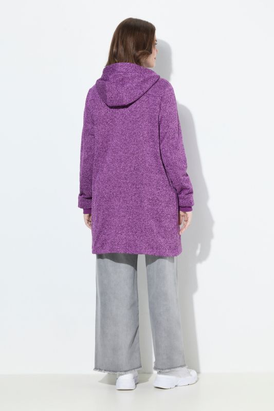 Veste en maille polaire à capuche. Poches zippées et fermeture à glissière à double sens.