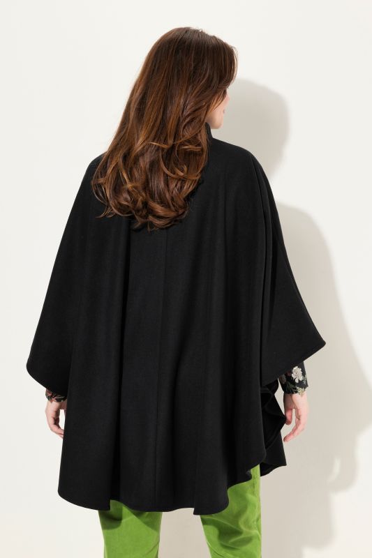 Cape col montant, patte de boutonnage et manches longues