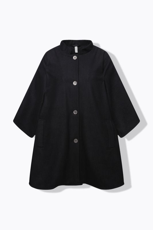 Cape col montant, patte de boutonnage et manches longues