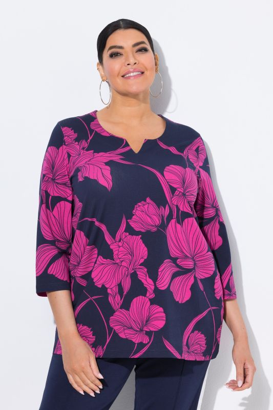 T-shirt à fleurs. Col tunisien, manches 3/4. Coupe évasée.