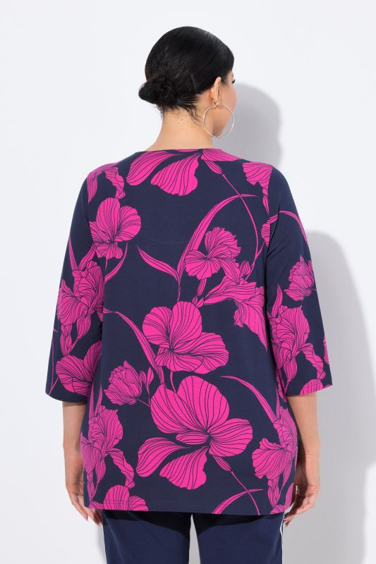 T-shirt à fleurs. Col tunisien, manches 3/4. Coupe évasée.
